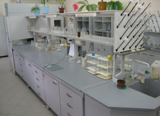 Как выбрать стол для лаборанта?