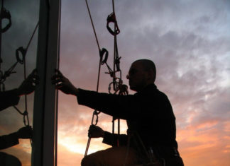 Чем занимаются промышленные альпинисты?   Чем занимаются промышленные альпинисты?