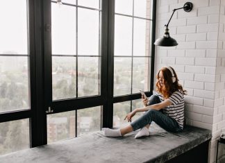 Идеальные подоконники: почему стоит выбрать искусственный камень