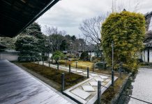 Эстетика и практичность в благоустройстве: камень, тротуарная плитка и роль вибропресса