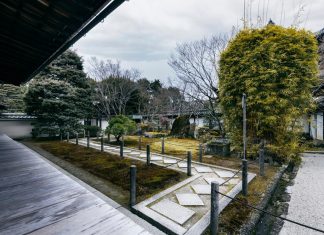 Эстетика и практичность в благоустройстве: камень, тротуарная плитка и роль вибропресса