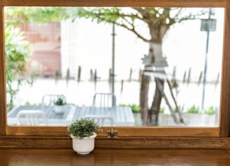 Преимущества деревянных окон для загородного дома