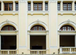 Эстетика и функциональность окон с декоративными накладками