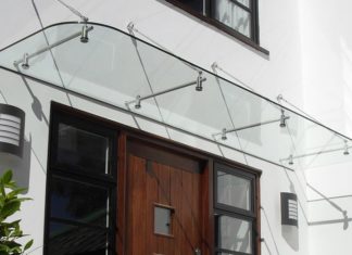 Стеклянный козырёк над входом: особенности и преимущества конструкции Стеклянный козырёк над входом: особенности и преимущества конструкции