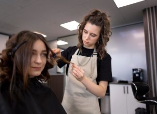 Фартуки для салонів краси та бейджі із змінним іменем: практичні рішення для галузі гостинності