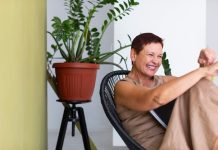 Выбор кресла качалки с подножкой для взрослого