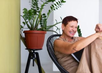 Выбор кресла качалки с подножкой для взрослого