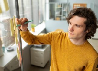 Эффективные способы защиты окон от любопытства детей