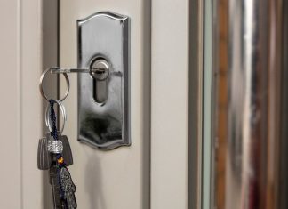 Надежная защита: взломостойкие двери