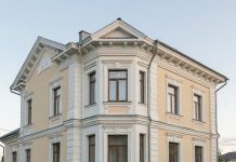 Классический фасад без нагрузки на фундамент: обзор современных полимерных решений Классический фасад с лёгким полимерным декором