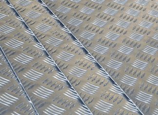 Алюминиевый рифленый лист: универсальное решение для строительства и дизайна