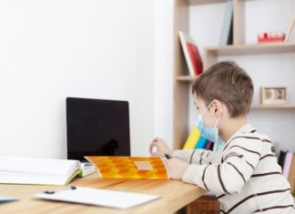 Как правильно выбрать компьютерный стол для школьника