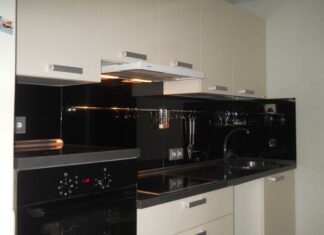 Фартук для кухни из стекла: особенности и преимущества Фартук для кухни из стекла: особенности и преимущества