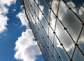 Преимущества и особенности окон с зеркальным стеклом