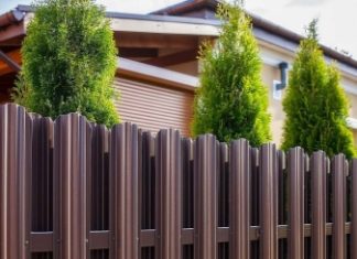 Виды и выбор металлического штакетника для забора