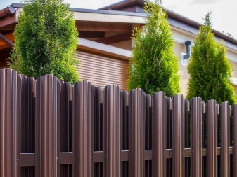 Виды и выбор металлического штакетника для забора